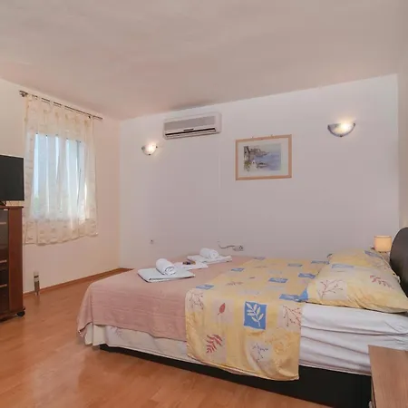 Three-bedroom In Kastel Stari *