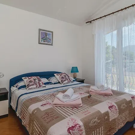 Three-bedroom In Kastel Stari *