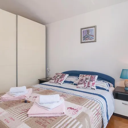 Three-bedroom In Kastel Stari