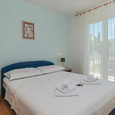 Three-bedroom In Kastel Stari *